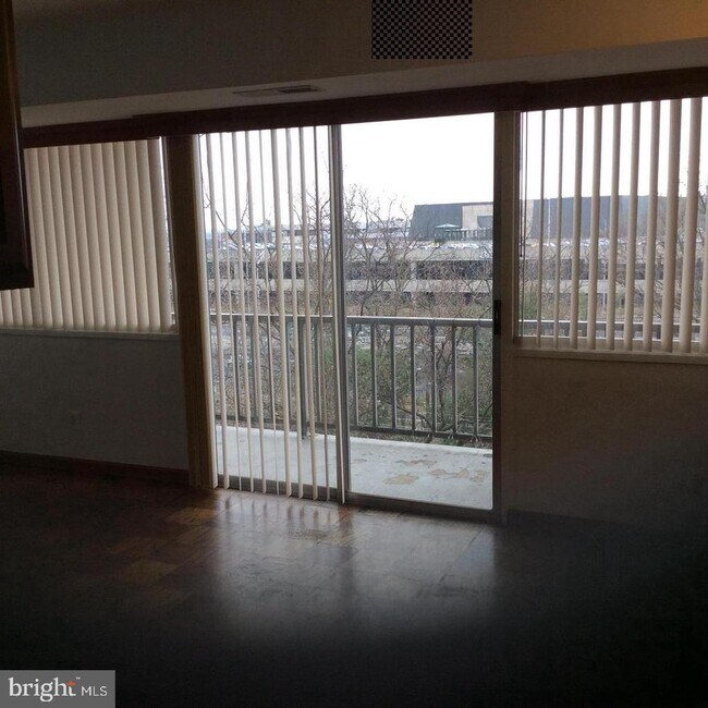 Foto del edificio - 5831 Quantrell Ave