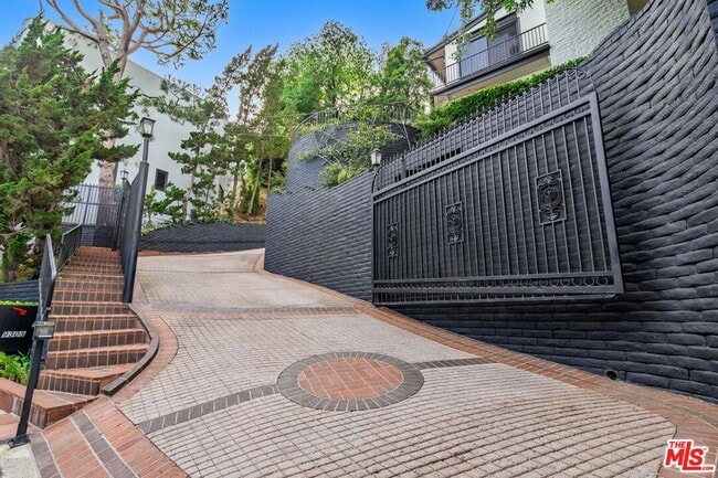 Foto del edificio - 9305 Beverlycrest Dr