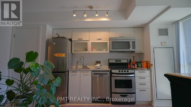 Building Photo - 1118-68-768 Abell St
