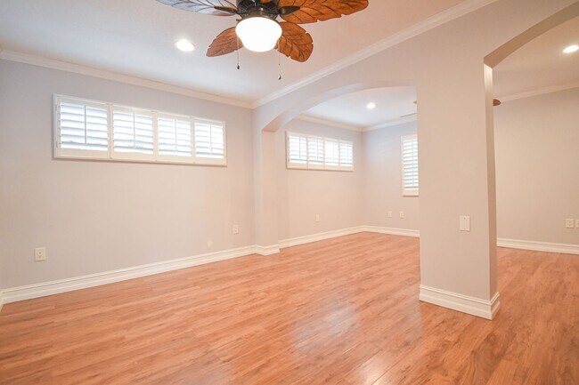 Building Photo - 656 Lake Charm Dr
