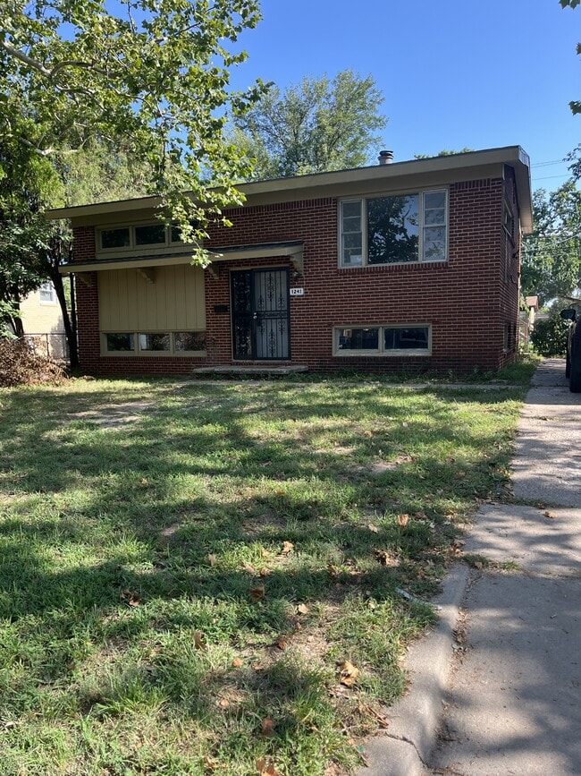Building Photo - 1241 E Fortuna St