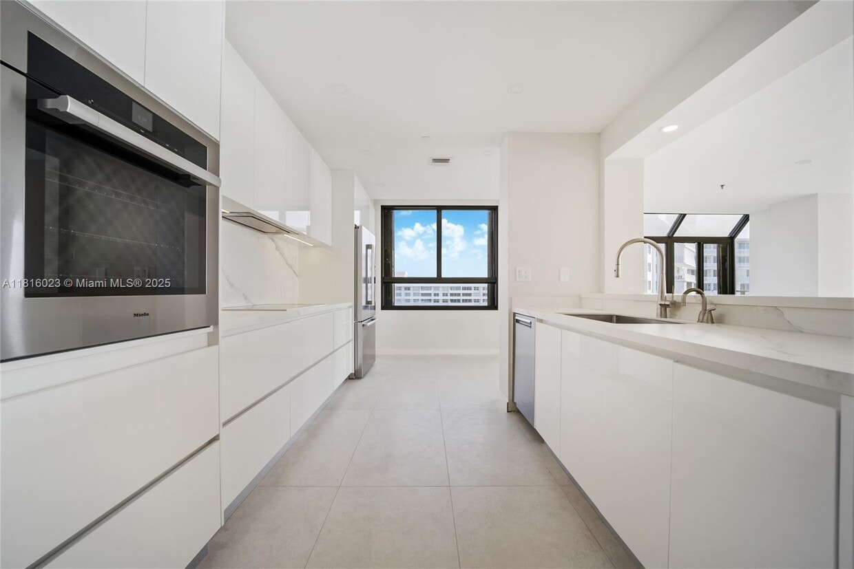 Foto principal - 201 Crandon Blvd