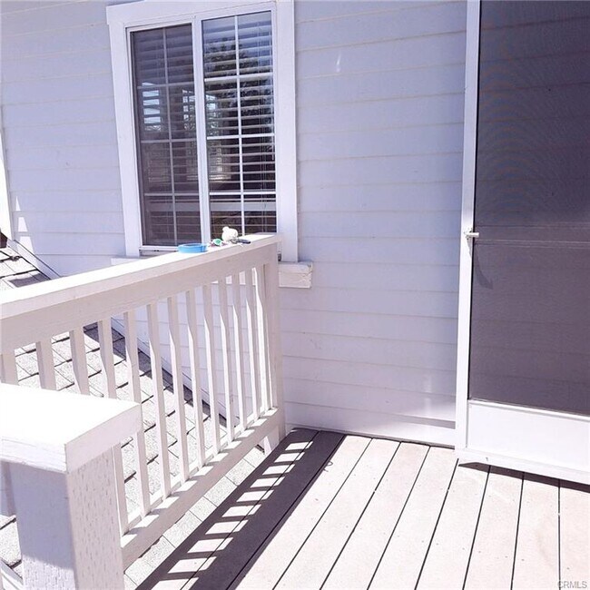 Landing deck - 615 Wildrose Ave