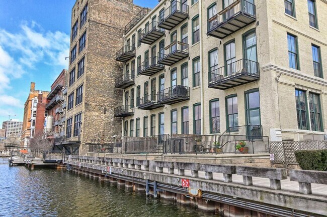 Building Photo - STUNNING - 1 bed, 1 bath / Appliances/ Par...