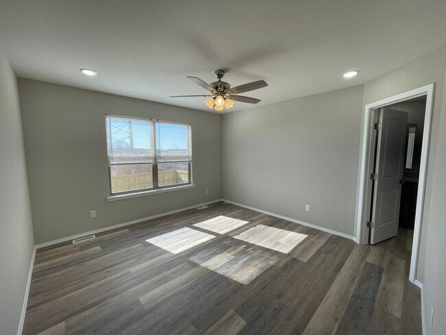 Building Photo - 216 Hickory Hills