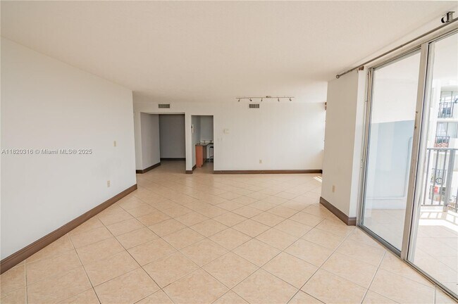 Foto del edificio - 2750 NE 183rd St