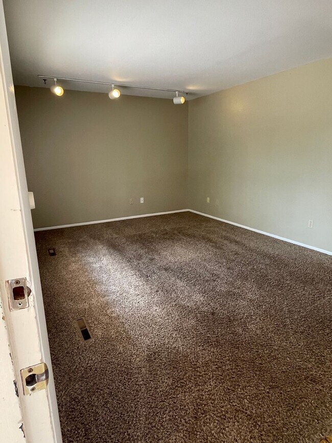 Foto del edificio - STUDENTS WELCOME! 4 Bed 2 Bath Home in West Ft Collins w/ Garage and Fenced Yard