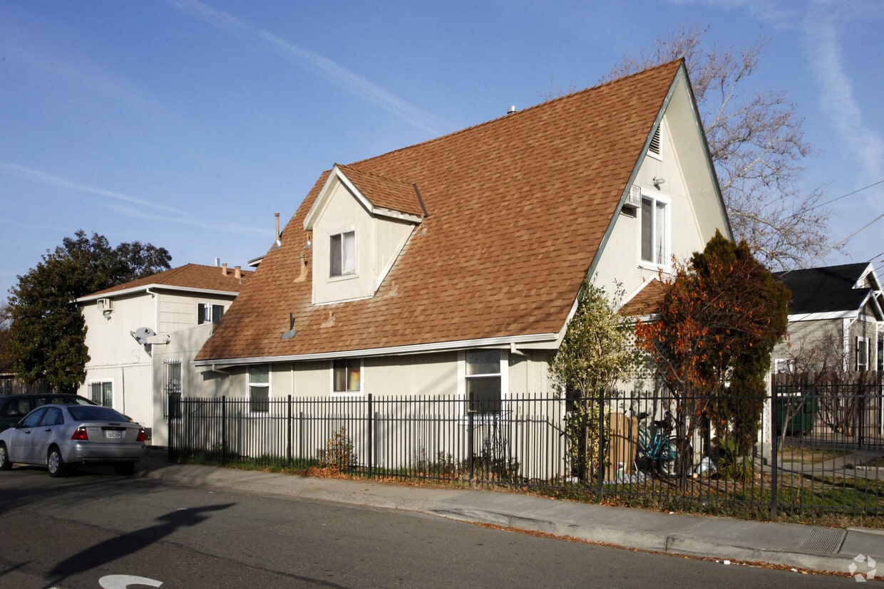 Building Photo - 2553 Lexington St