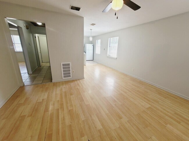 Building Photo - 306 White Dr