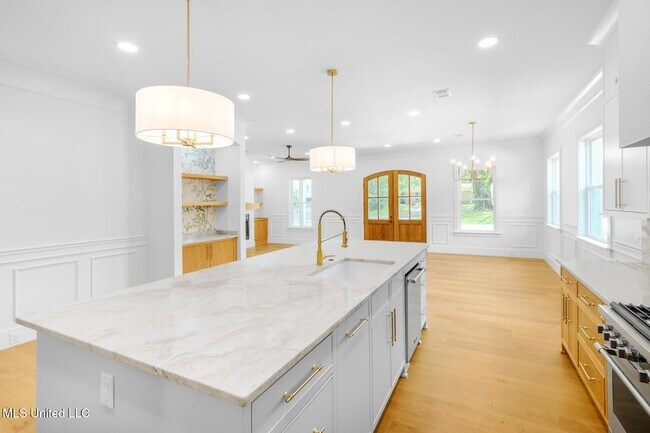 Building Photo - 5 Hanging Oak Cir