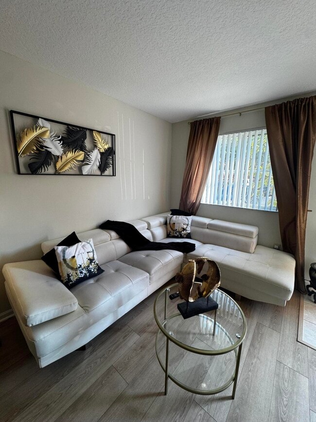 Foto del edificio - 3810 N Jog Rd