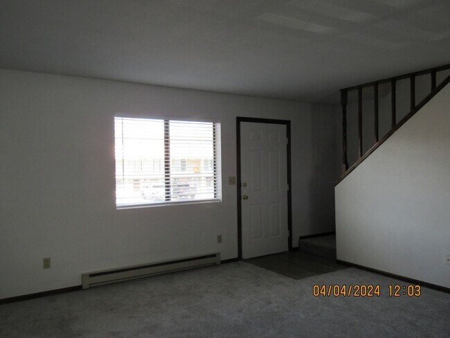 Building Photo - Two-Level Townhome
