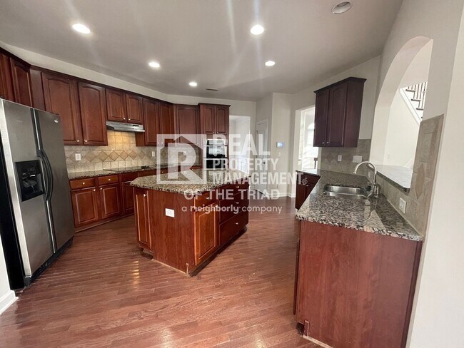 Foto del edificio - Immaculate 4 bd/3.5 ba in the popular Wate...
