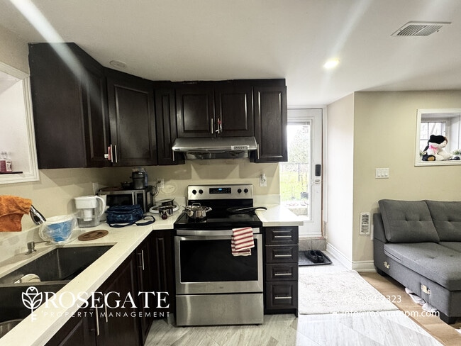 Photo du bâtiment - Spacious 3-Bedroom + Den Walk-Out Basement...