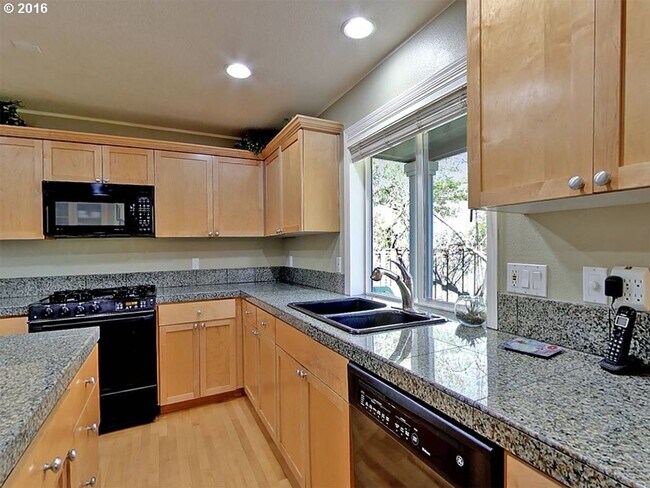 Foto del edificio - Beautiful Cedar Mill Craftsman on a Corner Lot with 4 Bedrooms + Den, Large Backyard, Solar & EV ...