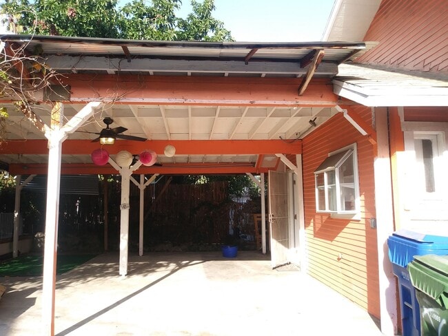 Building Photo - Quiet back house in Silver Lake!