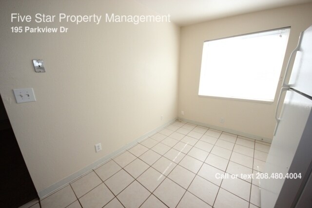 Building Photo - 195 Parkview Dr