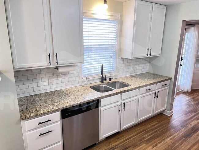 Building Photo - Available May 5th 3 Bedroom 3 Bath SINGLE FAMILY HOME IN MINNEAPOLIS!