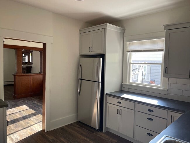 Building Photo - Pet Friendly 4 bedroom 1 bath