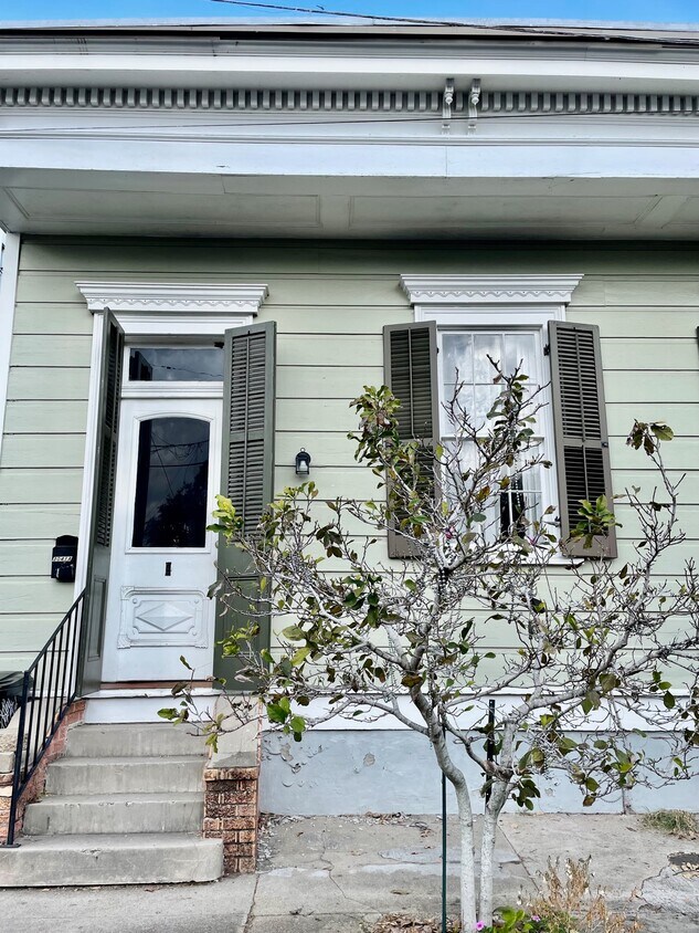 Front Door - 3041-A Royal St