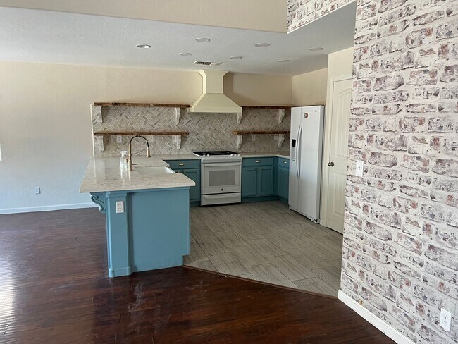 Foto del edificio - Beautiful  4-bedroom, 2-bathroom home in Fresno with Solar