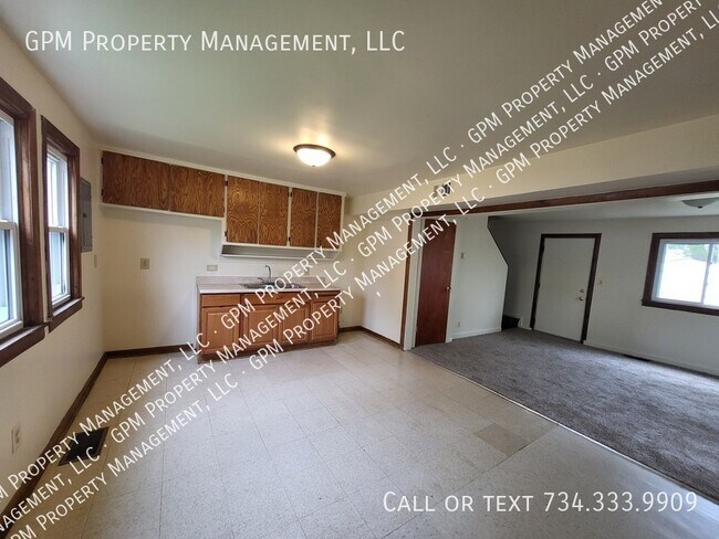 Building Photo - 33058 Alanson St