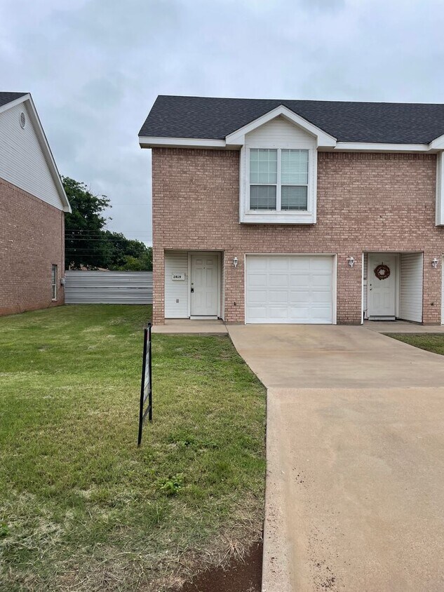 Foto principal - 2 story town house! 3 bed 2.5 bath
