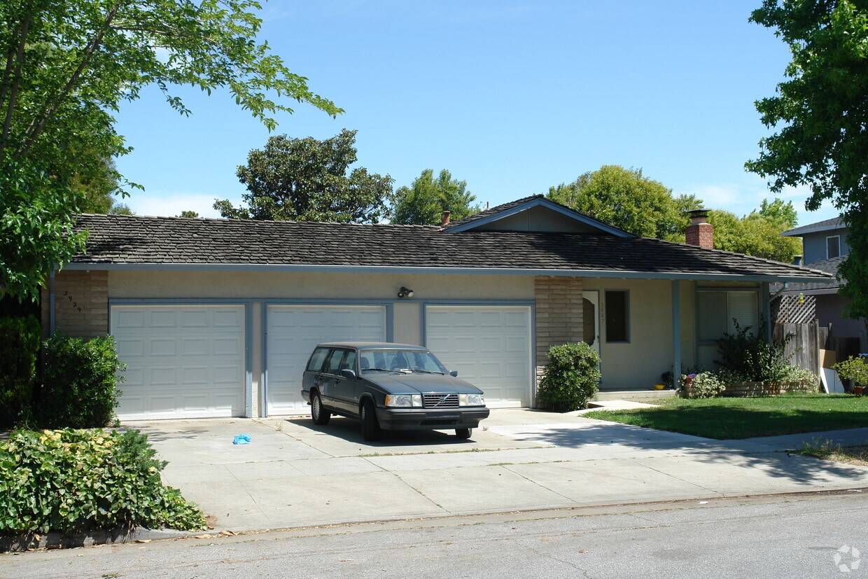 Building Photo - 3927-3939 Rhoda Dr
