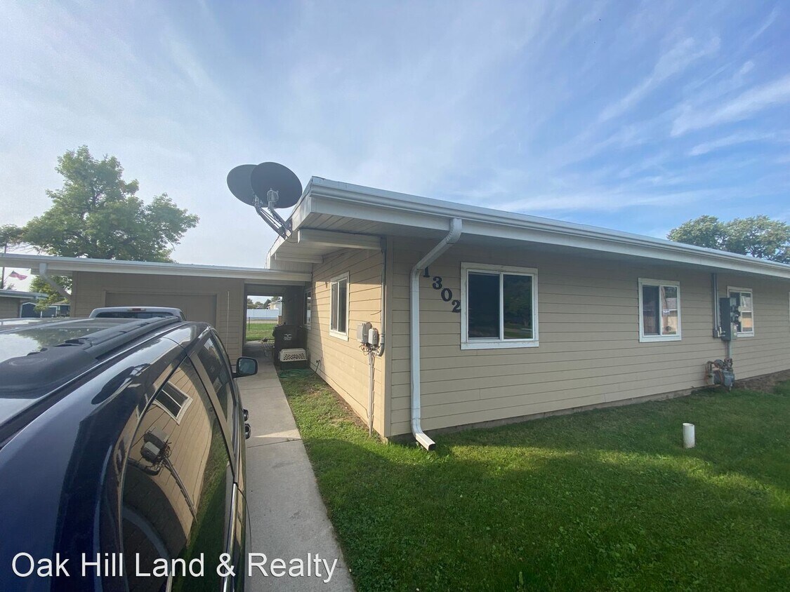 1302 Vandenberg Cir E, Sergeant Bluff, IA 51054 House Rental in