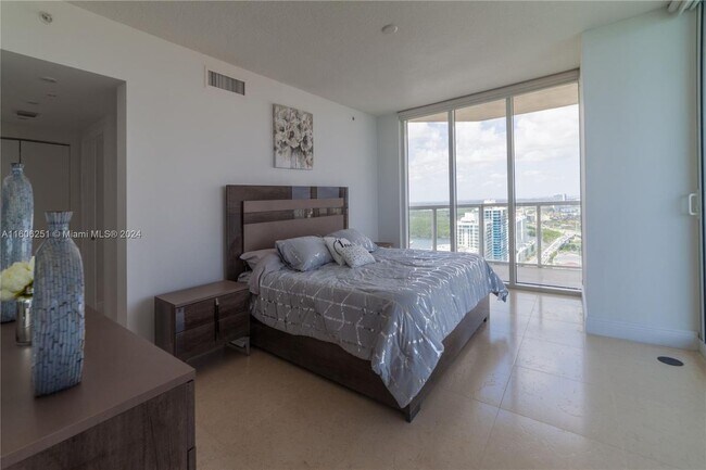 Foto del edificio - 16699 Collins Ave