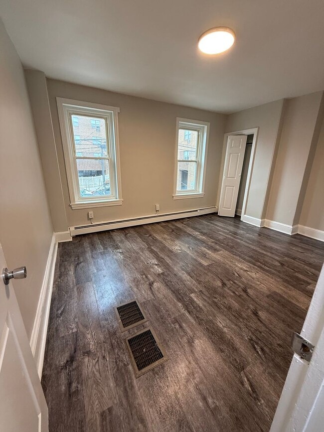 Building Photo - 3 Bedroom Renovated Townhome