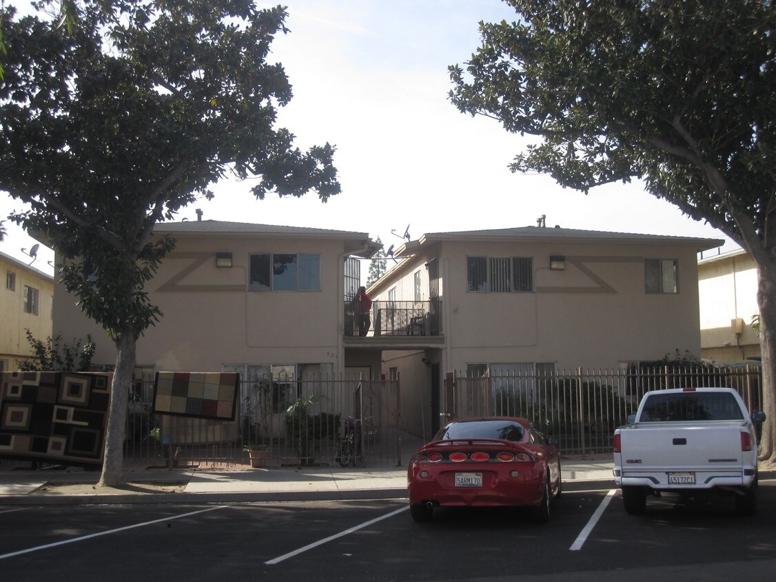 Building Photo - 421 N Rose St