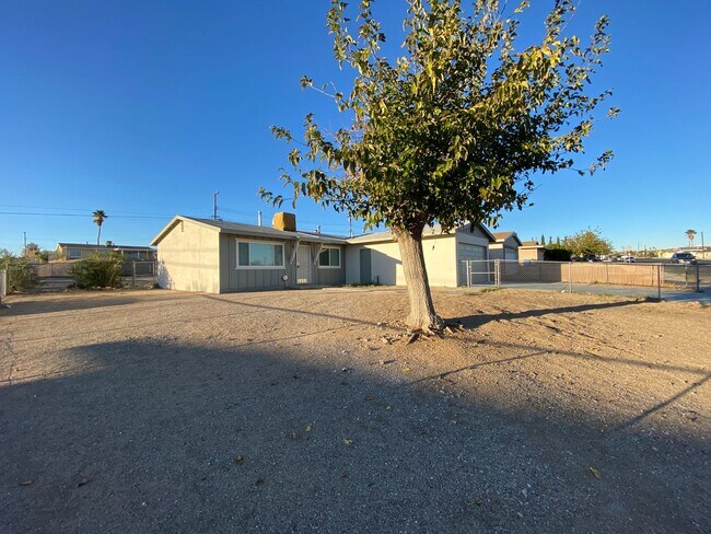 Foto del edificio - 3 BEDROOM 2 BATH HOUSE LOCATED CLOSE TO SC...