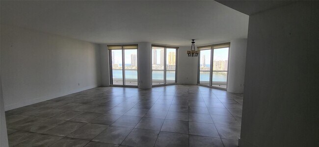 Building Photo - 2600 Island Blvd