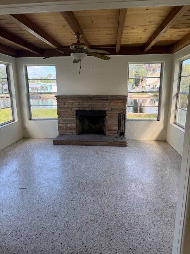 Foto del edificio - 108 Lantana Ave