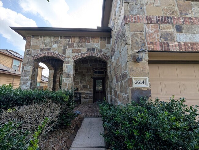 Foto del edificio - 6614 Hunters Creek Ln