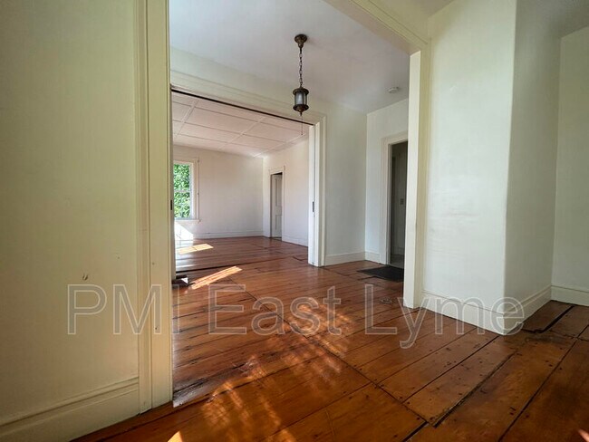 Building Photo - 806 Trumbull Hwy