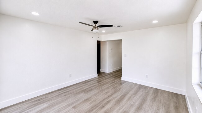 Foto del edificio - 528 E Lakewood Rd