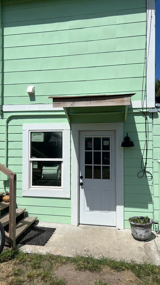 Photo - 2112 Victory Ave Apartment