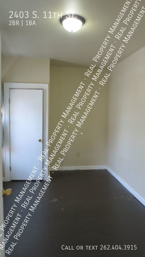 Building Photo - 2 Bedroom upper