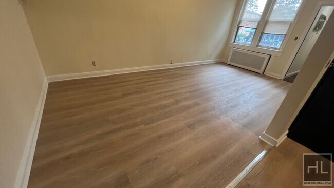 Building Photo - FRESHLY RENOVATED 3 BEDROOMS  /2 FULL BATH...