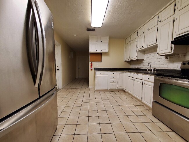 Foto del edificio - 820 Pineland Ave