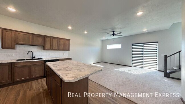 Foto del edificio - Stunning 3-Bedroom 2.5-Bathroom Townhome