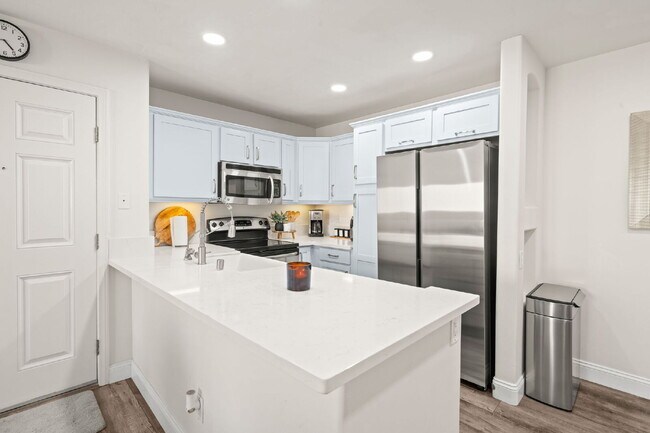 Foto del edificio - Fully Furnished 3BR/2BA Condo with Vaulted Ceilings, Close Proximity to UCSD and Medical Centers!...