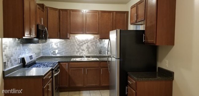 Building Photo - 3 br, 1.5 bath Apartment - 1089 Lakepointe St