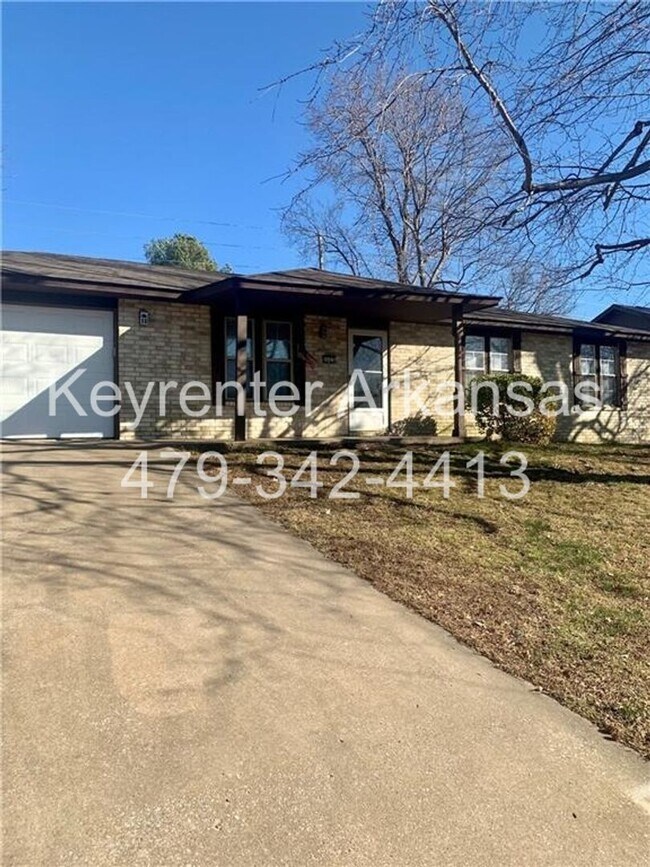 Foto del edificio - Charming Home with Open Kitchen, Fireplace & 2-Car Garage