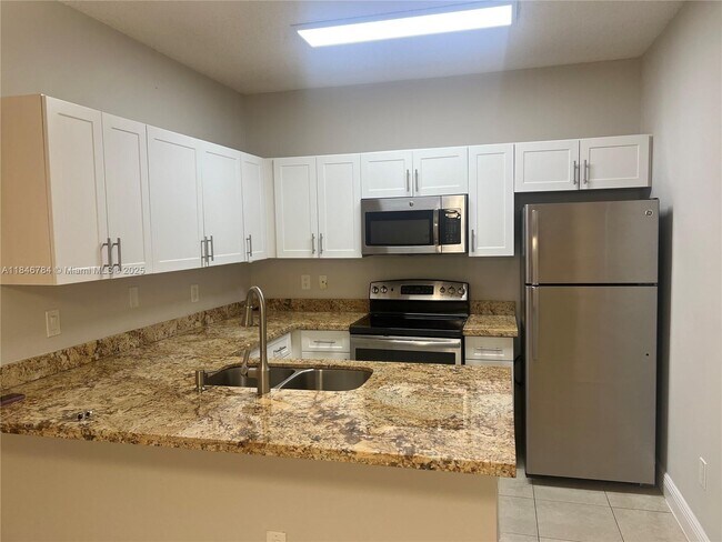 Foto del edificio - 18304 NW 68th Ave
