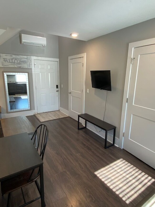 Building Photo - Charming 1-Bedroom Apartment Over Garage f...