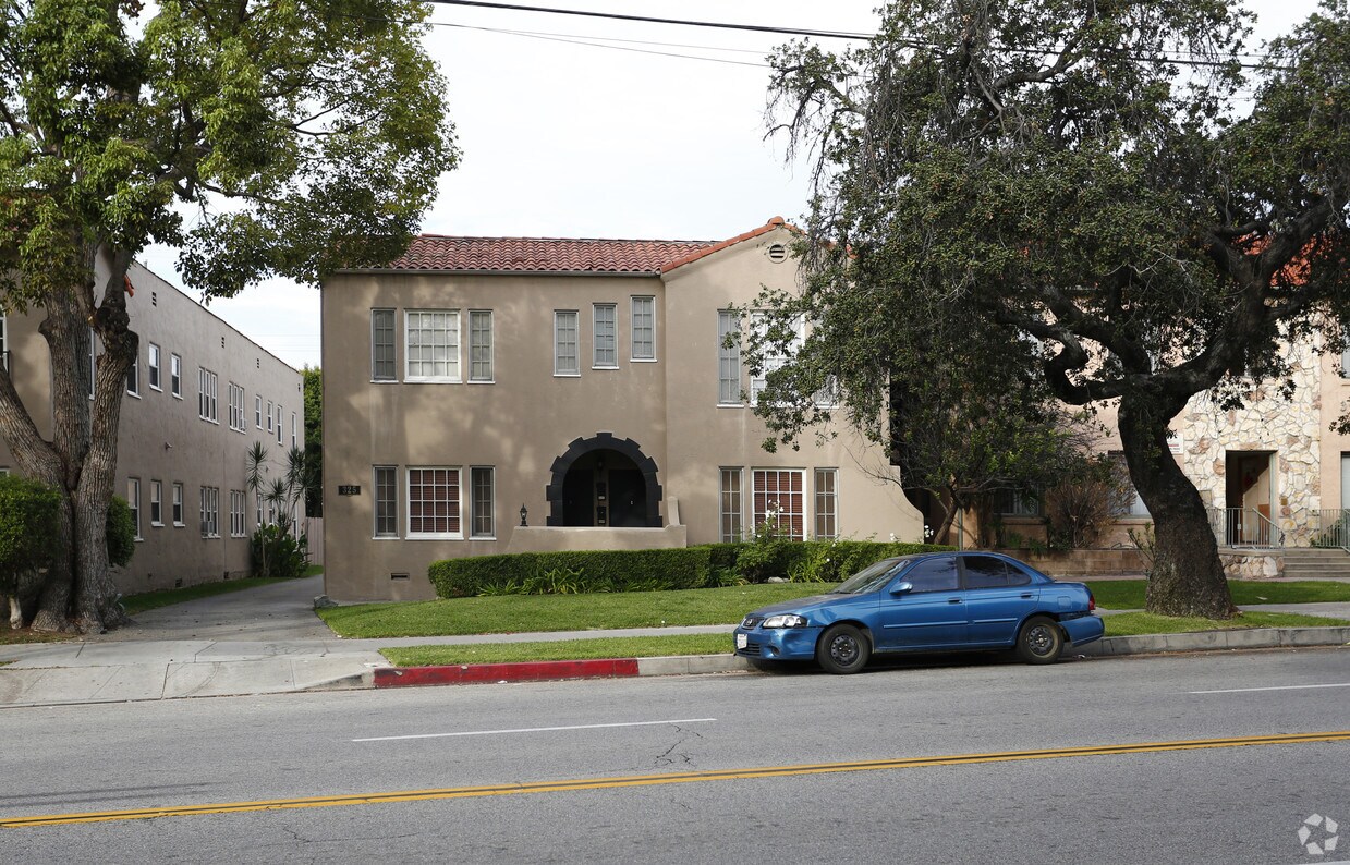 Foto principal - 325 S Verdugo Rd