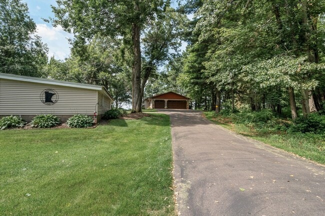 Building Photo - Stunning Rambler on Acreage with Lake Shor...